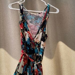 Floral maxi dress. V neck with waist tie.